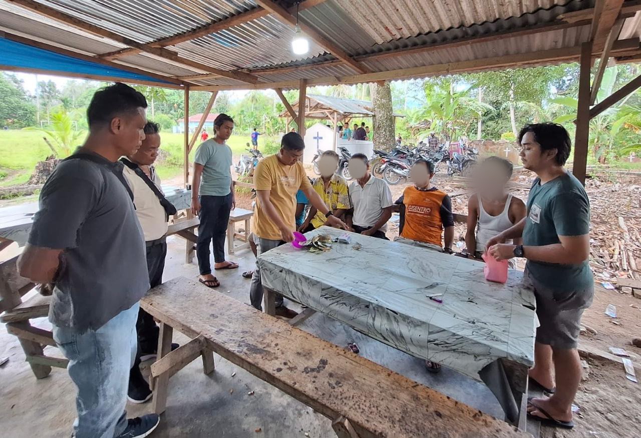 Kanit Reskrim Polsek Batang Angkola, Ipda Ansor Harahap, bersama anggota, menyita barang bukti uang tunai senilai Rp75 ribu saat mengamankan 5 orang pria yang diduga sedang main judi kartu jenis Leng di sebuah Warung