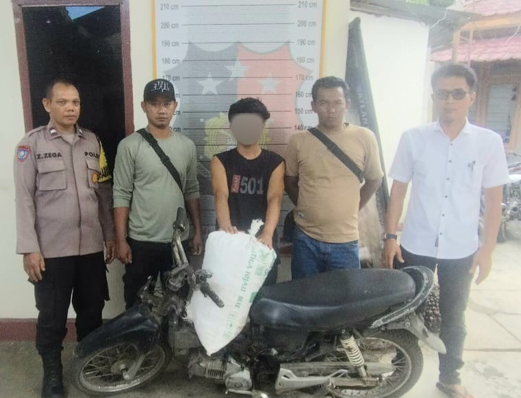 Seorang pria yang tertangkap tangan memanen brondolan sawit milik PTPN IV Regional I Batang Toru tanpa izin, AH, usai diamankan ke Mako Polsek Batang Toru