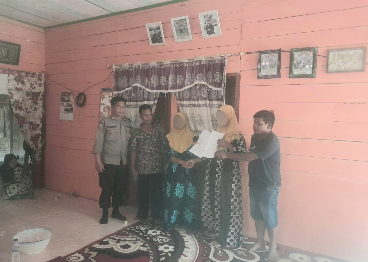 Kedua belah pihak yang sebelumnya sempat berselisih, NN dan AH, akhirnya bersalaman dan saling bermaaf-maafan