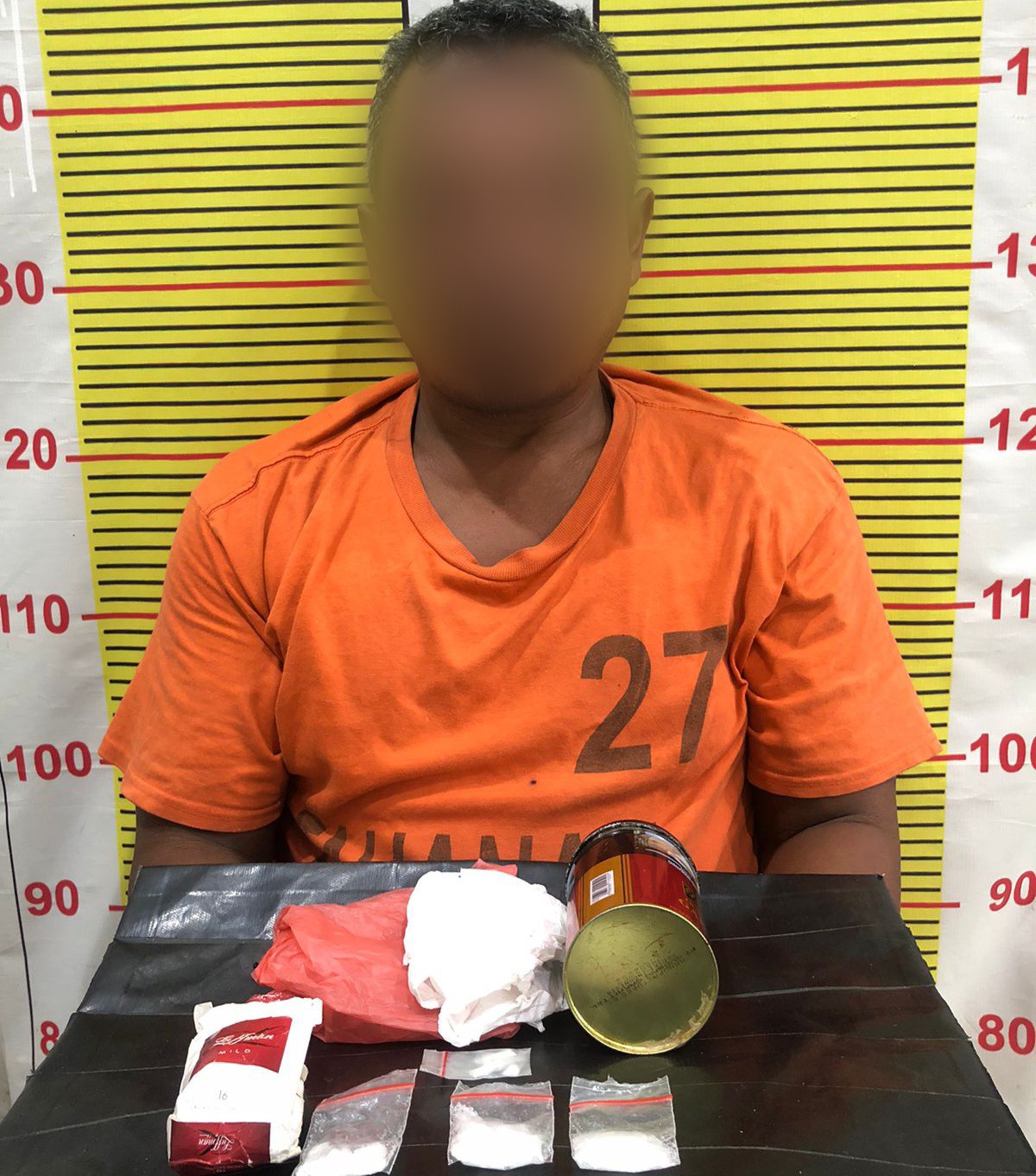 Seorang petani berinisial, SAD, saat menunjukkan barang bukti narkotika jenis sabu, usai ditangkap Tim Opsnal Unit Reskrim Polsek Batang Toru