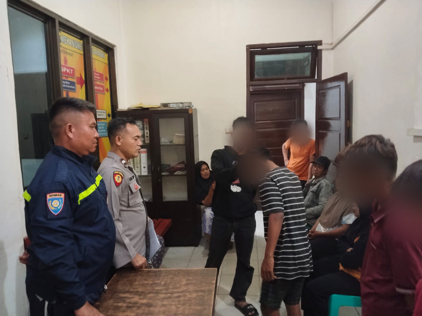 Para terlapor bersalaman dengan pelapor sebagai tanda kesepakatan damai antara kedua belah pihak