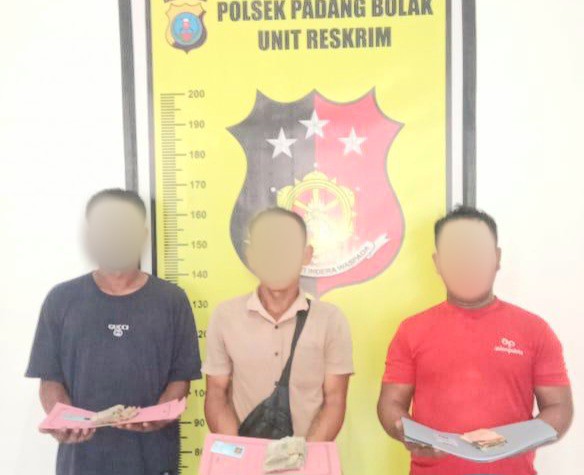 Ketiga oknum Jukir liar antara lain, SS, J, dan BD, berikut barang bukti uang tunai usai diamankan ke Mako Polsek Padang Bolak