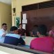 Terlapor dan pelapor bersalaman tanda sudah saling memaafkan atas kasus dugaan pengeroyokan di hadapan Kanit Reskrim Polsek Dolok, Ipda M Hutabarat, dan Kepala Desa setempat
