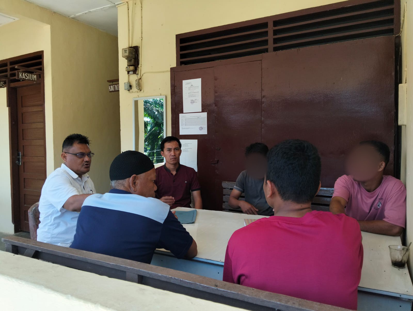 Terlapor dan pelapor bersalaman tanda sudah saling memaafkan atas kasus dugaan pengeroyokan di hadapan Kanit Reskrim Polsek Dolok, Ipda M Hutabarat, dan Kepala Desa setempat