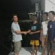 Pemilik kebun sawit, H Effendi Nasution, bersalaman dengan ketiga pemuda yang diduga selaku pencuri buah kelapa sawit miliknya antara lain, WP, H, dan MDR, sebagai tandap perdamaian