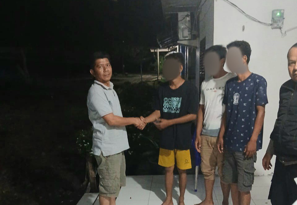 Pemilik kebun sawit, H Effendi Nasution, bersalaman dengan ketiga pemuda yang diduga selaku pencuri buah kelapa sawit miliknya antara lain, WP, H, dan MDR, sebagai tandap perdamaian