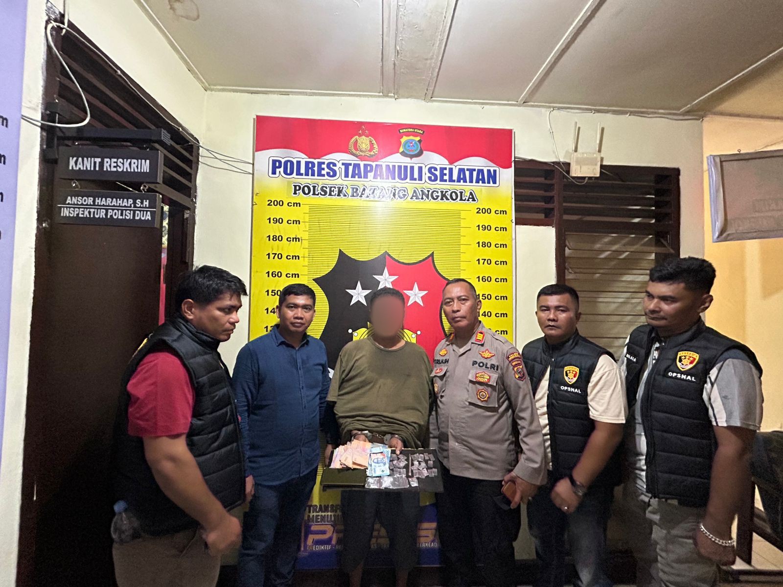 Kapolsek Batang Angkola, AKP R Triharjanto, didampingi Kanit Reskrim, Ipda Ansor Harahap, dan Tim Opsnal, usai menangkap seorang petani yang nyambi jadi pengedar sabu berinisial, HH berikut barang bukti
