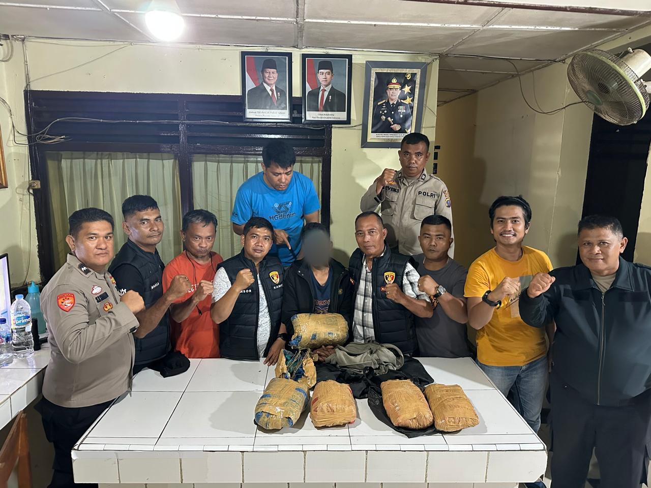 Kapolsek Batang Angkola, AKP R Trihardjanto, SH, bersama Kanit Reskrim, Ipda Ansor Harahap, SH, dan anggota usai menangkapn seorang bandar berinisial, SB alias E, berikut barang bukti ganja sebanyak 5 bal/batu lebih