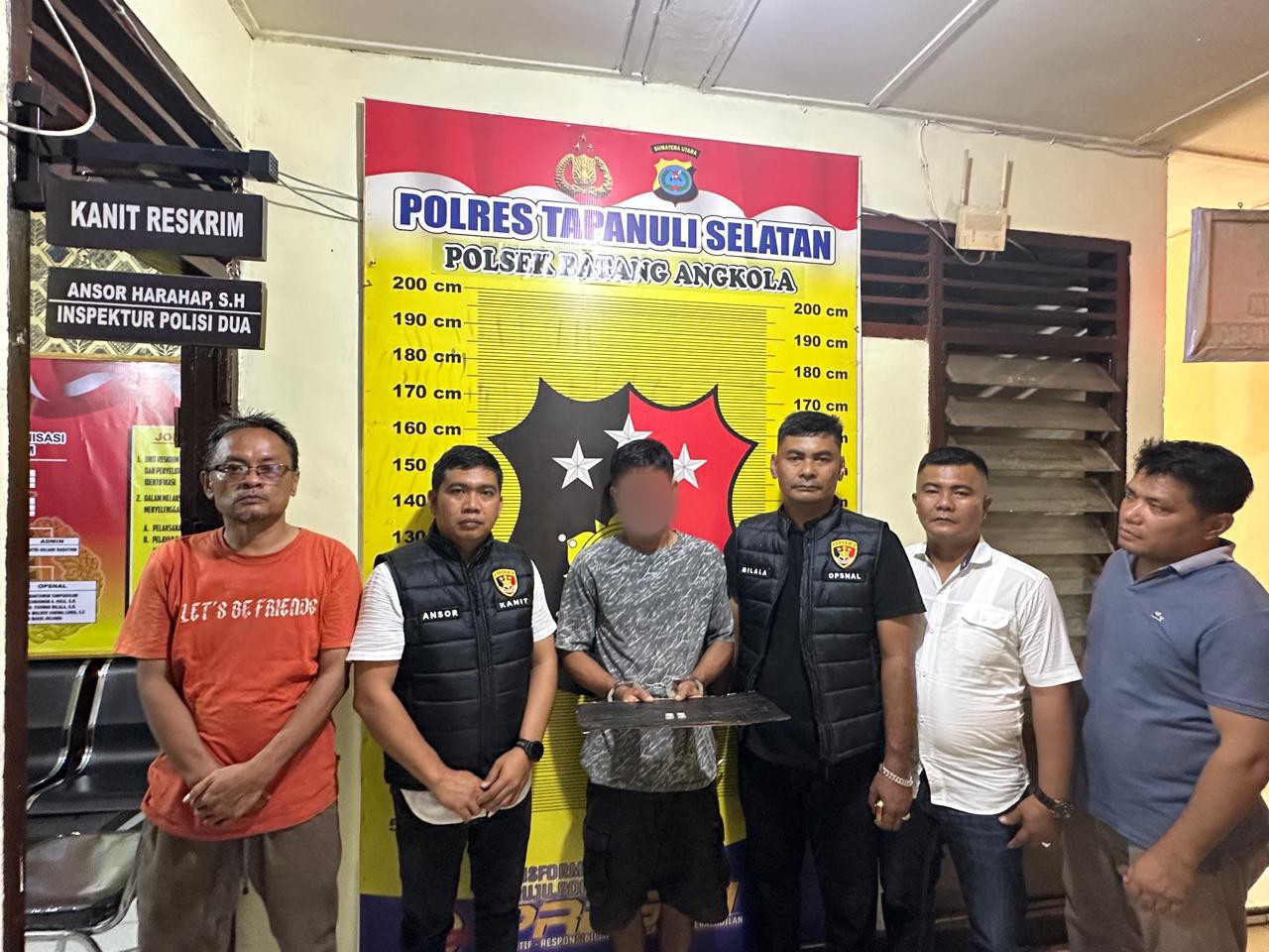 Kanit Reskrim Polsek Batang Angkola, Ipda Ansor Harahap, SH, bersama Tim, usai menangkap seorang pria berinisial, HSN, lantaran kedapatan memiliki 2 paket narkotika jenis sabu