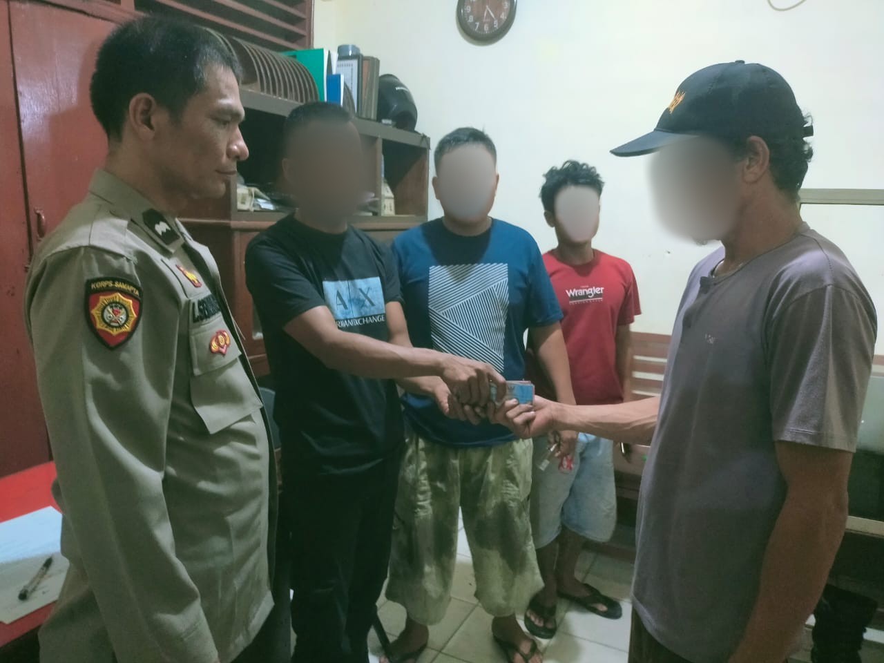 Kedua belah pihak saling bersalaman disaksikan Polsek Batang Toru yang menandakan sudah saling memaafkan