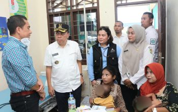 Wabup Tapsel, Jafar Syahbuddin Ritonga, bersama Manager Community Development PTAR, Rohani Simbolon, saat mengecek langsung program pengobatan gratis yang diinisiasi Tambang Emas Martabe bekerjasama dengan pemerintah daerah