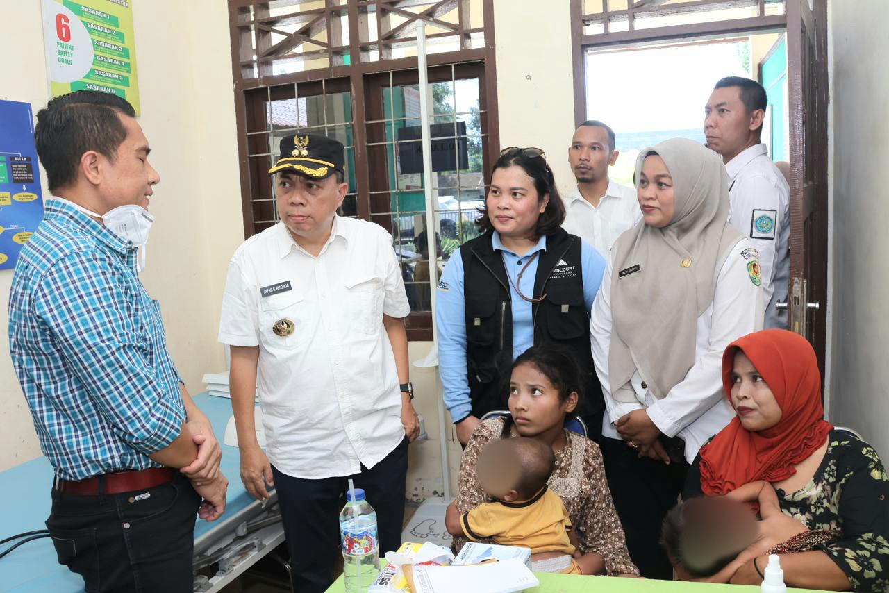 Wabup Tapsel, Jafar Syahbuddin Ritonga, bersama Manager Community Development PTAR, Rohani Simbolon, saat mengecek langsung program pengobatan gratis yang diinisiasi Tambang Emas Martabe bekerjasama dengan pemerintah daerah