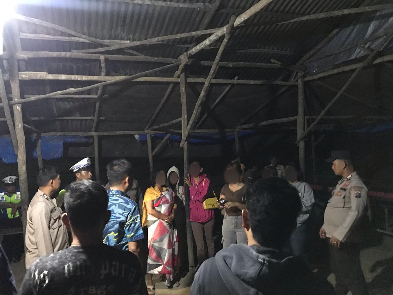 Personel Polsek Padang Bolak dan lainnya saat menggelar razia gabungan di salah satu tempat hiburan