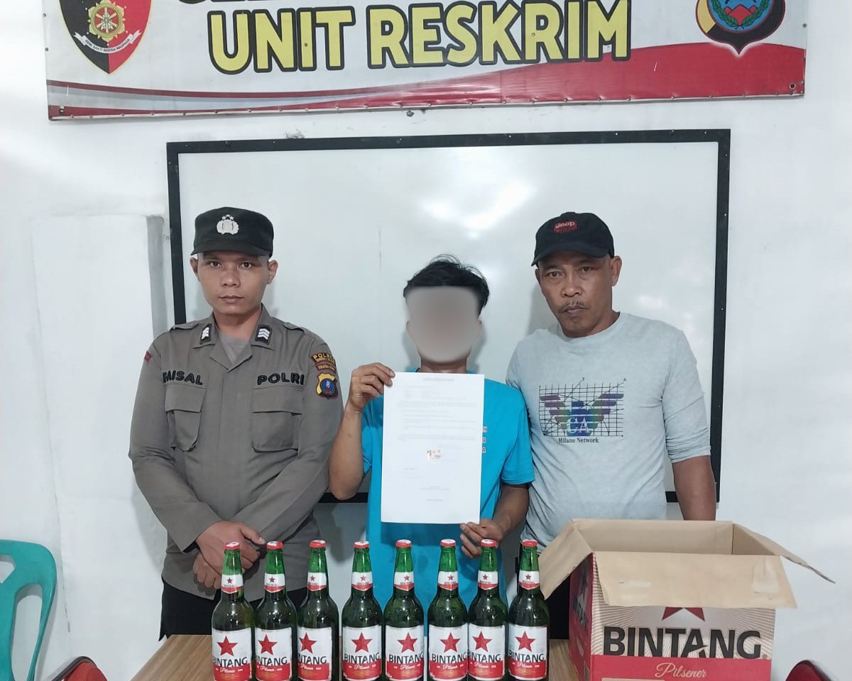 Seorang penjual Miras, MR, berikut 8 botol bir saat diamankan personel Polsek Sipirok