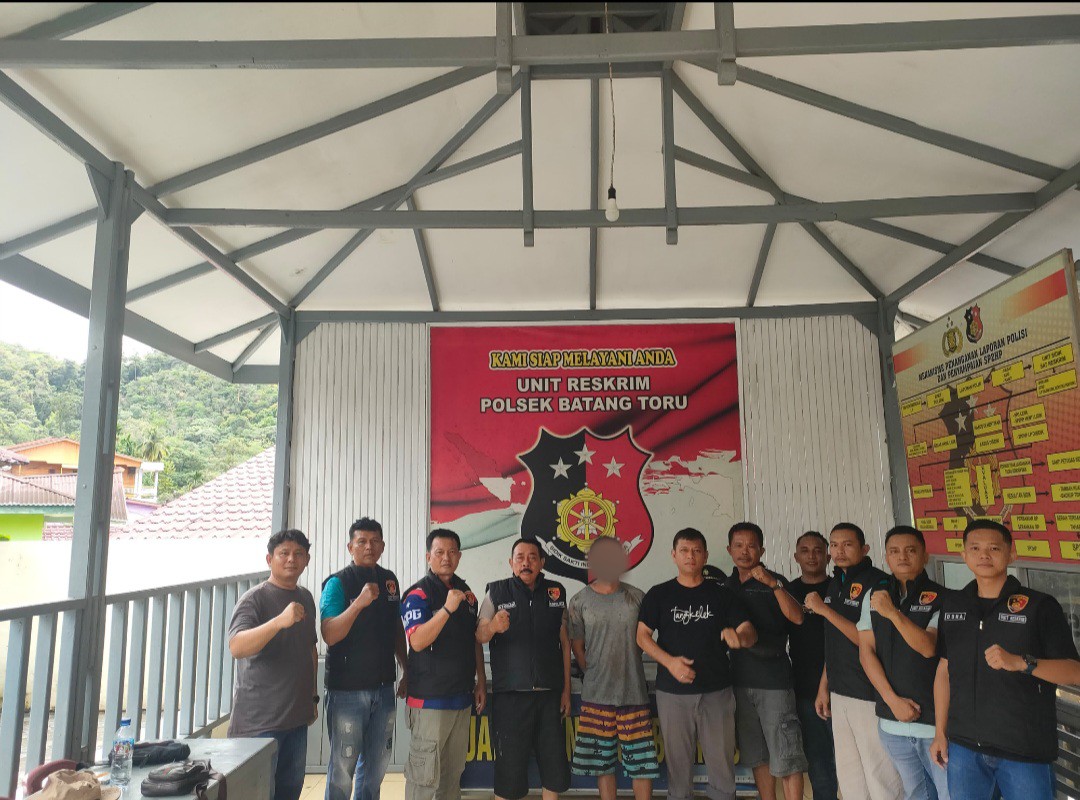Kapolsek Batang Toru, AKP RN Tarigan, bersama Kanit Reskrim, Ipda Hary Agus Pohan, dan anggota serta Kanit Reskrim Polsek Minas, Iptu Hendra Gunawan, beserta anggota usai sukses menangkap pelaku pencurian mobil