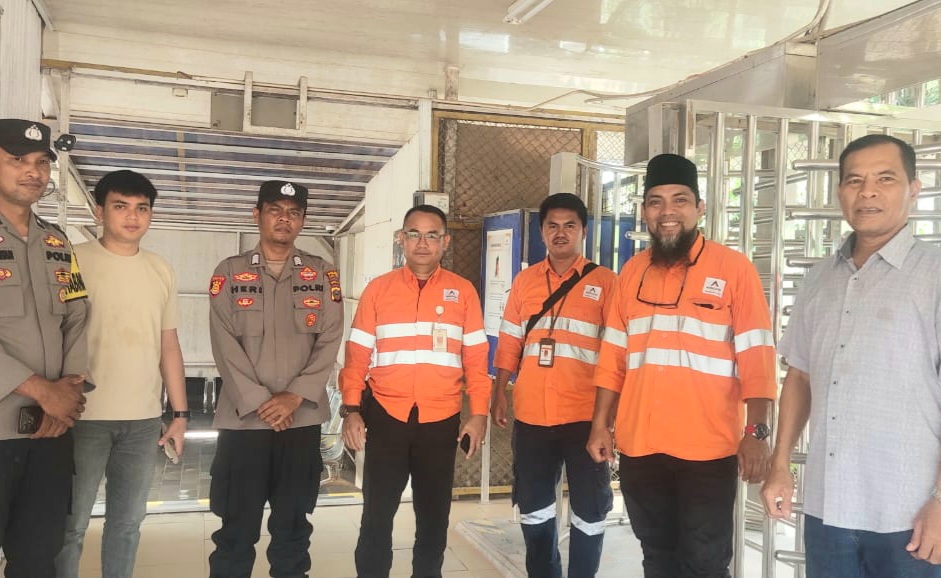 Sejumlah personel Polsek Batang Toru saat menggelar Patroli dan monitoring ke PTAR dalam rangka memperingati Hari Buruh Internasional atau May Day 2025