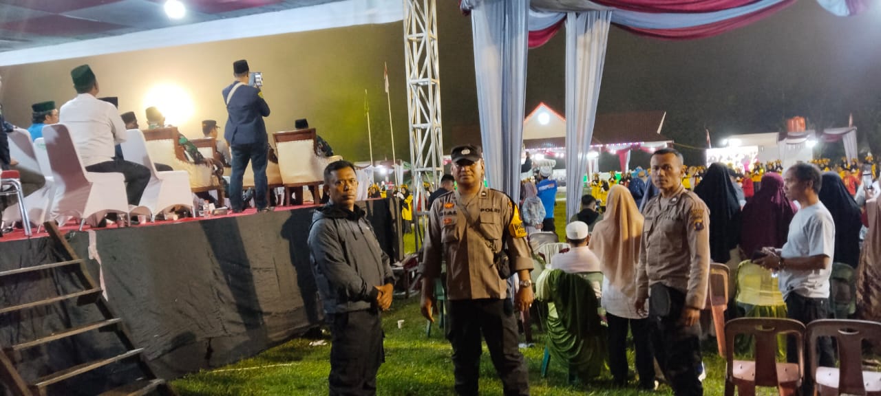 Sejumlah personel Polsek SD Hole terlihat siaga saat menggelar pengamanan pada pembukaan MTQ ke-57 tingkat Kabupaten Tapsel