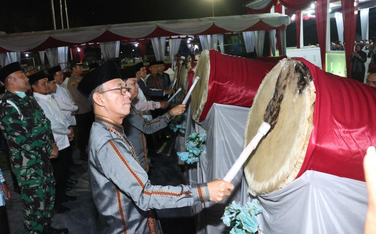 Bupati Tapsel, Gus Irawan Pasaribu, bersama Wakil Bupati, Jafar Syahbuddin Ritonga, dan unsur Forkopimda serta Pimpinan Ormas Islam lainnya, memukul bedug sebagai tanda dibukanya secara resmi MTQ ke-57 tingkat Kabupaten