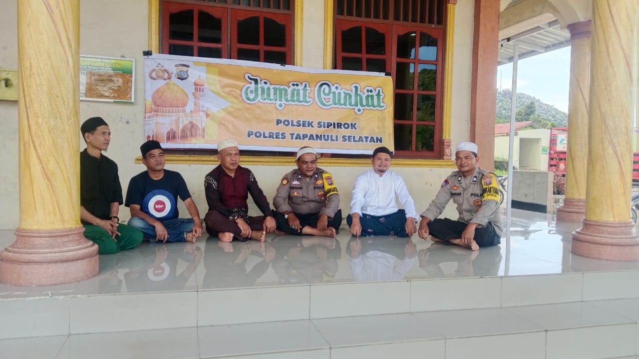 Personel Polsek Sipirok saat menggelar program Jumat Curhat di Masjid Al Ikhlas guna menampung aspirasi dan keluham masyarakat di Desa Situmba Julu