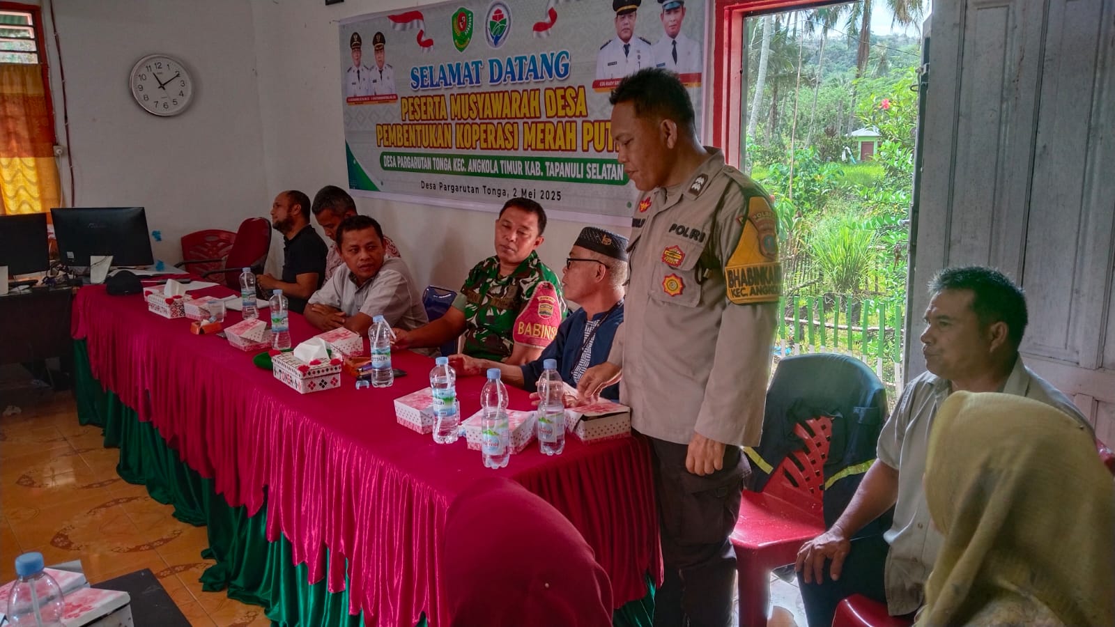 Bhabinkamtibmas Polsek Sipirok, Aiptu Anwar Sadat Harahap, saat memberikan pesan Kamtibmas di sela musyawarah khusus terkait program Ketapang dan pembentukan Koperasi Merah Putih