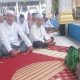 Kapolsek Batang Angkola, AKP R Trihardjanto, membaur bersama jamaah lainnya mendengar tausiyah dari Ulama saat pengajian di Pesantren Al Yusufiah
