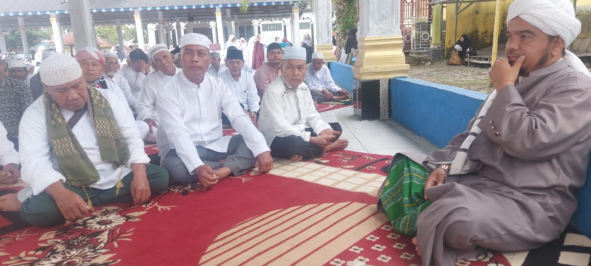 Kapolsek Batang Angkola, AKP R Trihardjanto, membaur bersama jamaah lainnya mendengar tausiyah dari Ulama saat pengajian di Pesantren Al Yusufiah