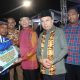 Bupati Tapsel, Gus Irawan Pasaribu, didampingi Wakil Bupati, Jafar Syahbuddin Ritonga, tampak menyerahkan hadiah paket ibadah Umrah ke pemenang MTQ ke-57 tingkat Kabupaten Tapsel