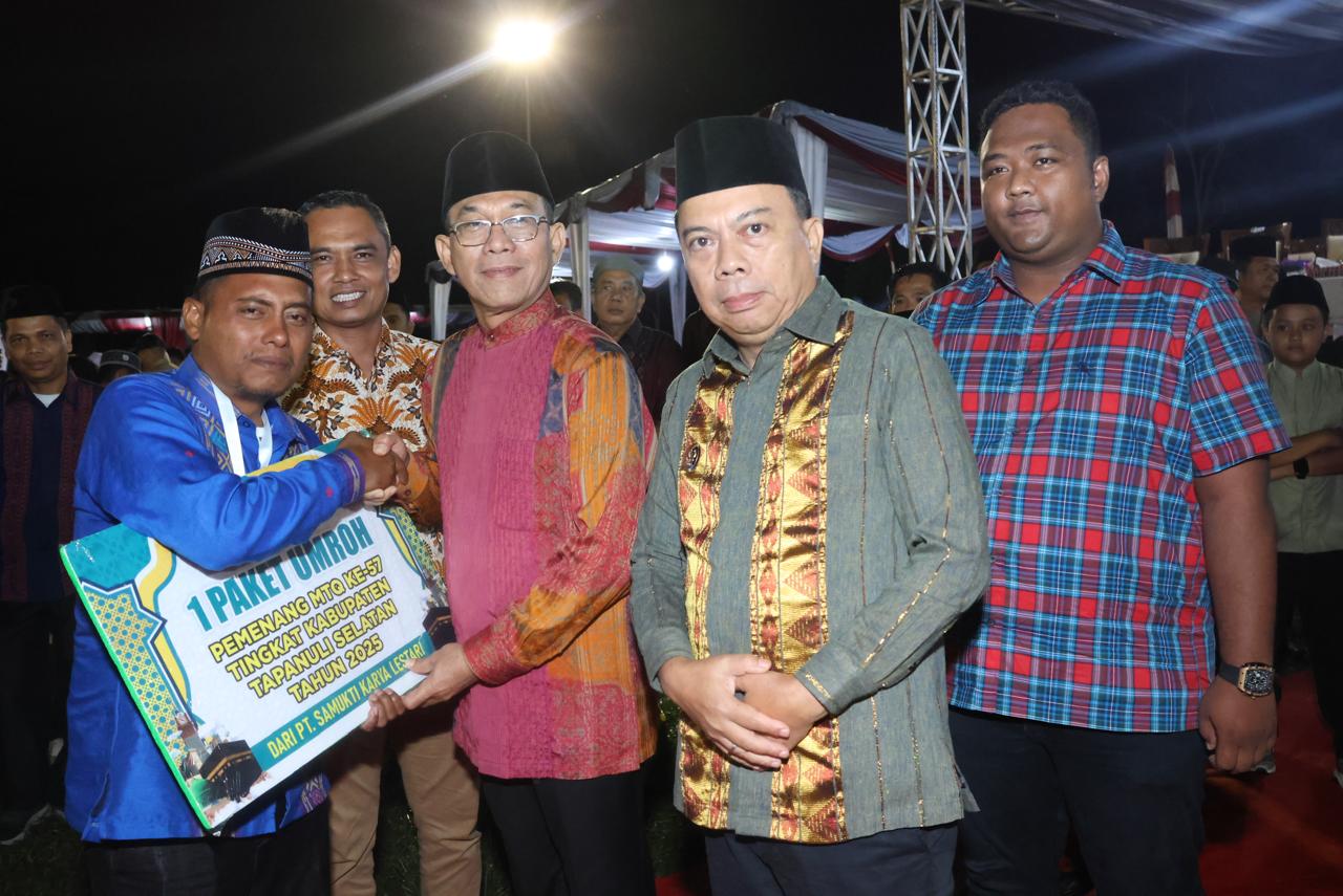 Bupati Tapsel, Gus Irawan Pasaribu, didampingi Wakil Bupati, Jafar Syahbuddin Ritonga, tampak menyerahkan hadiah paket ibadah Umrah ke pemenang MTQ ke-57 tingkat Kabupaten Tapsel