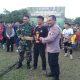 Personel Polsek Padang Bolak, saat menyerahkan Piala ke perwakilan Tim Sinar Muda FC yang berhasil keluar sebagai pemenang pada Turnamen Hulu Sihapas Cup