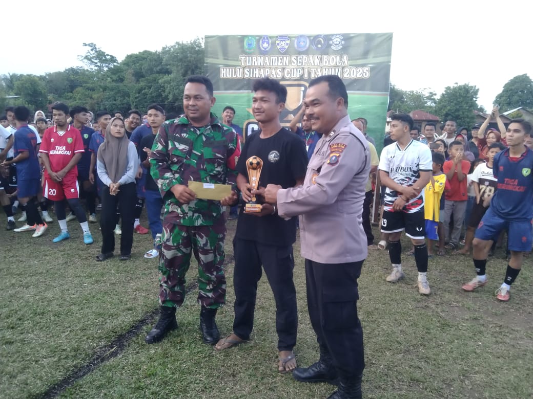 Personel Polsek Padang Bolak, saat menyerahkan Piala ke perwakilan Tim Sinar Muda FC yang berhasil keluar sebagai pemenang pada Turnamen Hulu Sihapas Cup