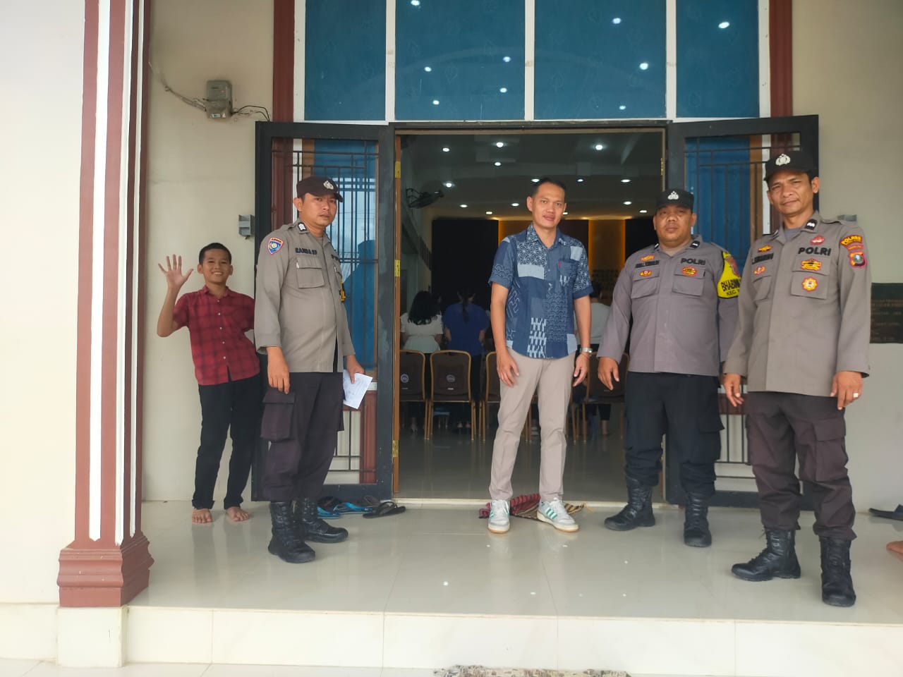 Personel Polsek Batang Toru saat melaksanakan pengamanan di tengah-tengah jemaat ibadah Minggu di Gereja