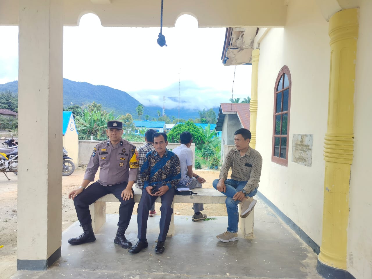 Personel Polsek SD Hole, Aipda Ricky Batubara, saat menggelar Patroli di Gereja HKBP Sipagimbar