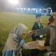 Kapolsek SD Hole, AKP M Samosir, saat menyerahkan hadiah ke pemenang yang ke luar sebagai juara pada pelaksanaan MTQ ke-57 tingkat Kabupaten Tapanuli Selatan