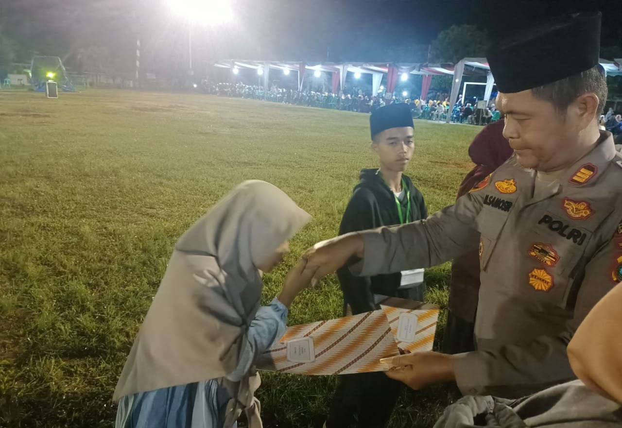 Kapolsek SD Hole, AKP M Samosir, saat menyerahkan hadiah ke pemenang yang ke luar sebagai juara pada pelaksanaan MTQ ke-57 tingkat Kabupaten Tapanuli Selatan