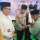 Waka Polres Tapsel, Kompol Rapi Pinakri, menerima kue tar sebagai wujud ungkapan rasa syukur dan keselamatan dari Tokoh setempat di sela peringatan HUT PDM ke-32