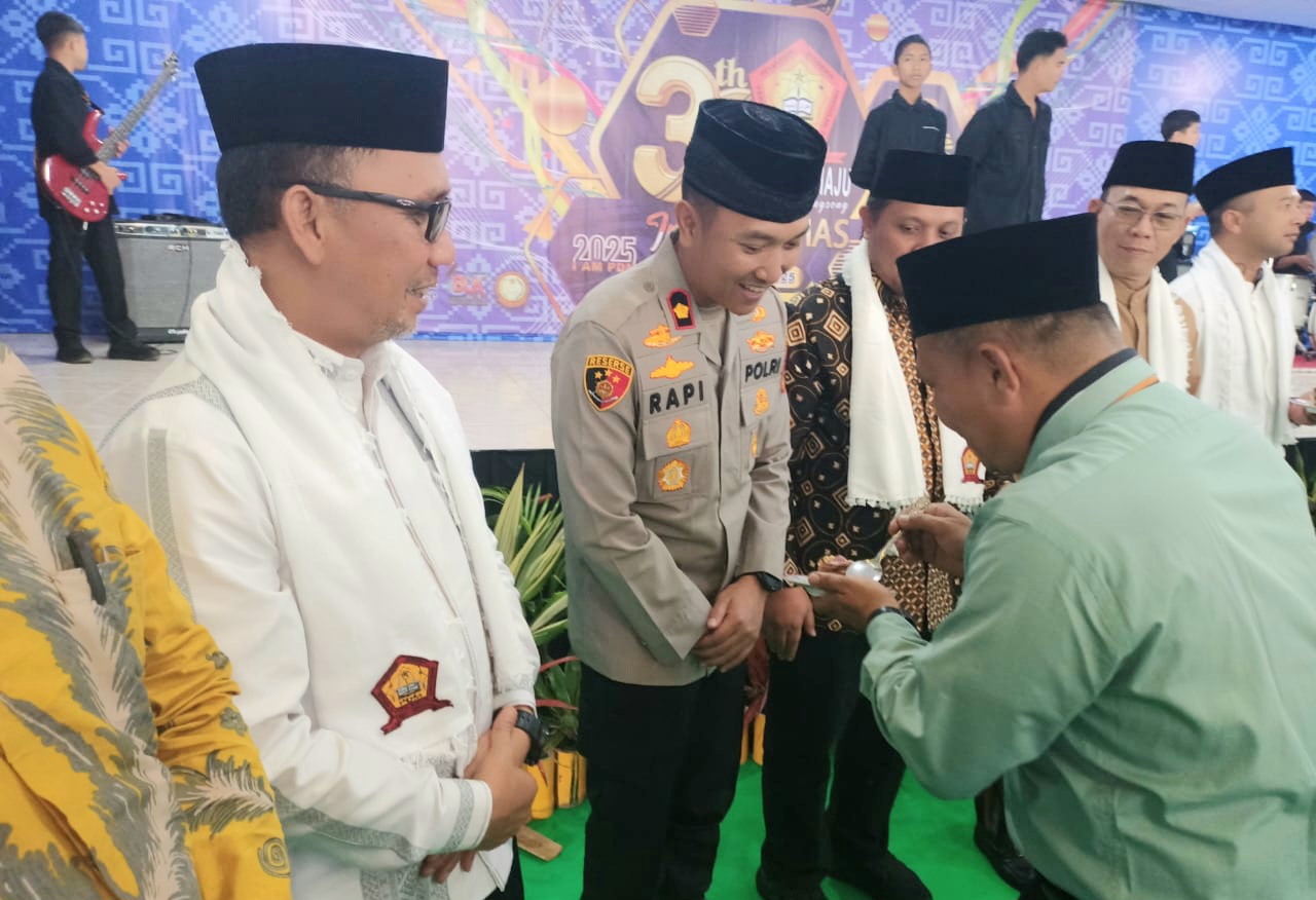 Waka Polres Tapsel, Kompol Rapi Pinakri, menerima kue tar sebagai wujud ungkapan rasa syukur dan keselamatan dari Tokoh setempat di sela peringatan HUT PDM ke-32