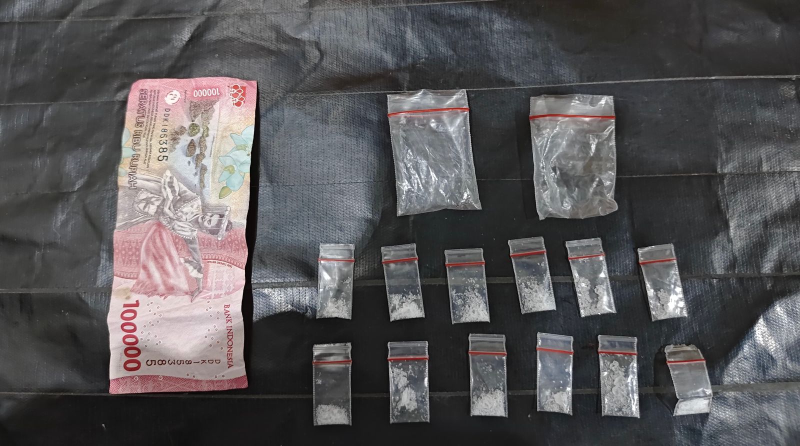 Berikut adalah barang bukti sabu yang berhasil disita Tim Unit Reskrim Polsek Padang Bolak dari seorang pria yang diduga sebagai pengedar sabu berinisial, RAS
