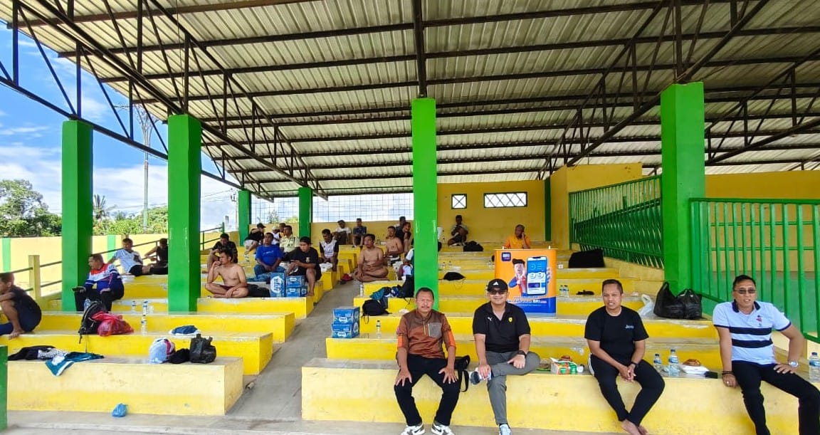 Pimcab BRI Padangsidimpuan, Teuku Zulham, bersama Kapolres, AKBP Dr Wira Prayatna, Kadis Perhubungan, Alpian Pane, dan lainnya, terlihat kompak dalam pertandingan sepak bola persahabatan