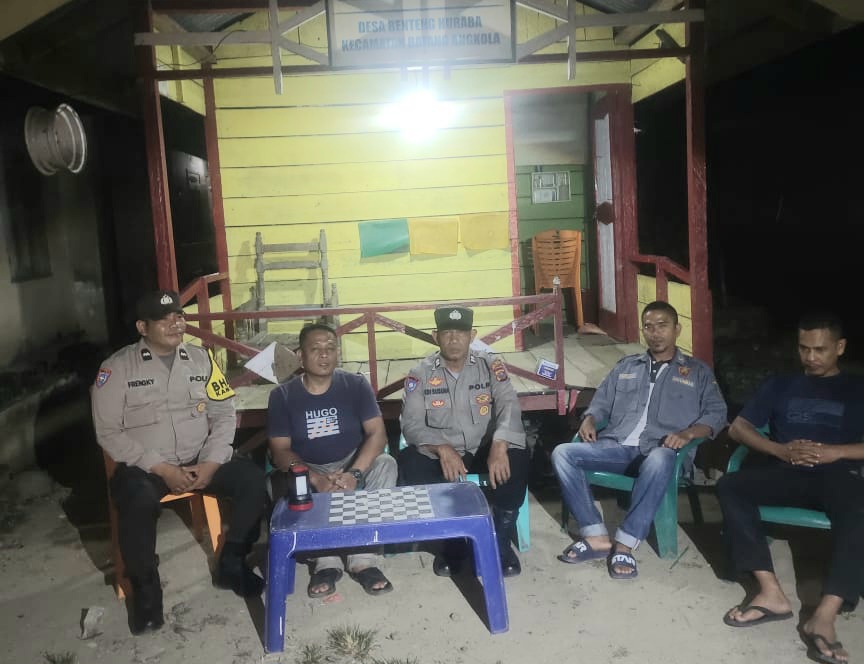 Personel Polres Tapsel dan Polsek jajaran, tampak melakukan Patroli pengecekan Pos Kamling di Desa Benteng Huraba