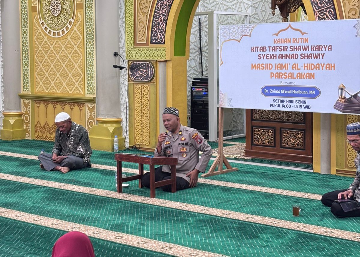 Plh Kasat Binmas Polres Tapsel, Iptu Taufik Manullang, saat mengisi pengajian rutin di Masjid Al Hidayah Parsalakan