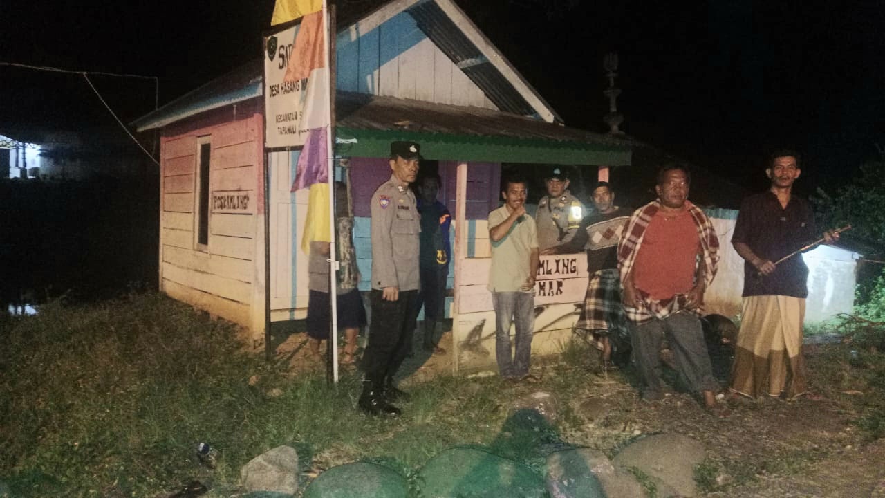 Personel Polres Tapsel dan Polsek jajaran saat melaksanakan Patroli pengecekan Poskamling