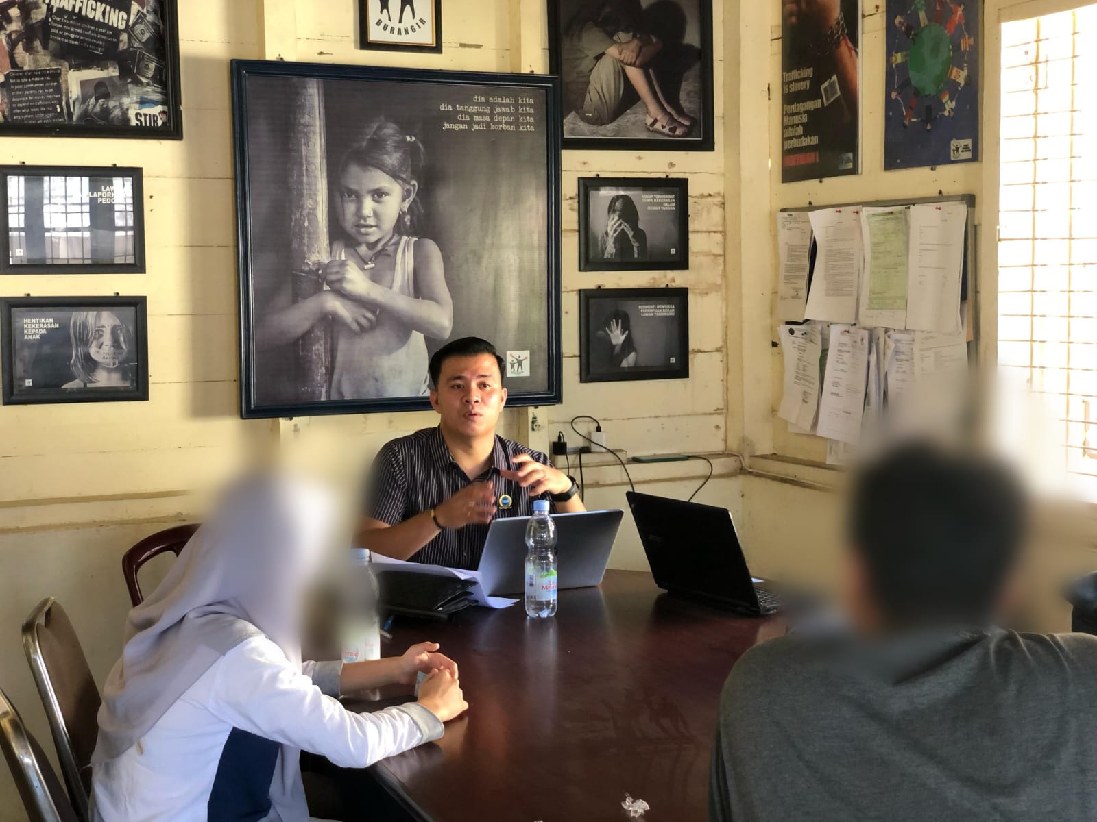 Korban sebut saja Melati, didampingi ayahnya, HH, saat mengadu ke Lembaga Burangir yang diterima Junius, selaku Divisi Advokasi, atas ulah tak senonoh oknum supir Travel