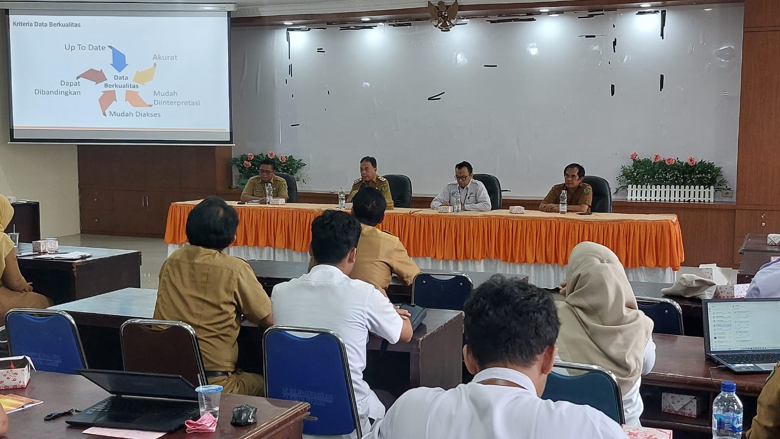 Wabup Tapsel, Jafar Syahbuddin Ritonga, saat memimpin kegiatan internalisasi penyelenggaraan statistik sektoral tahun 2025 di Aula Kantor Bappeda