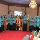 TP PKK Tapsel menyambut kedatangan Tim Supervisi Provsu pada kegiatan supervisi Desa percontohan tahun 2025 di Gedung Serbaguna