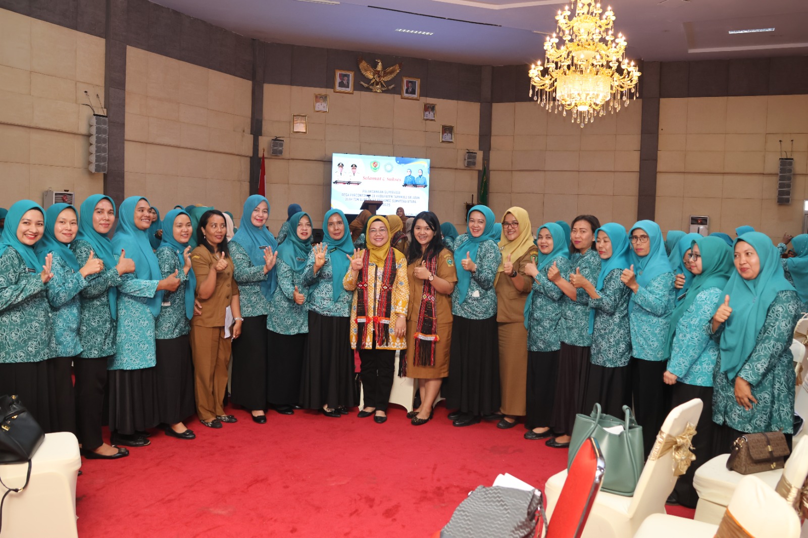TP PKK Tapsel menyambut kedatangan Tim Supervisi Provsu pada kegiatan supervisi Desa percontohan tahun 2025 di Gedung Serbaguna