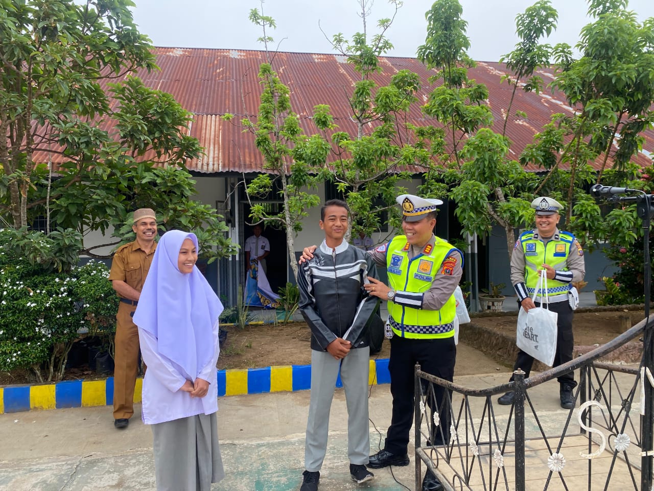 Kasat Lantas Polres Padangsidimpuan, AKP Jonni Silalahi, mengajukan pertanyaan ke salah satu siswa di sela kegiatan Police Goes to School