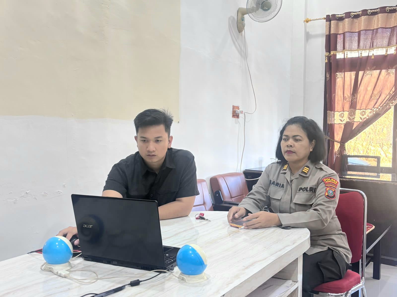 Kasi Humas Polres Tapsel, AKP Maria Marpaung, dan anggota saat mengikuti Rakernis secara zoom meeting yang dipimpin Kadiv Humas Polri, Irjen Dr H Sandi Nugroho