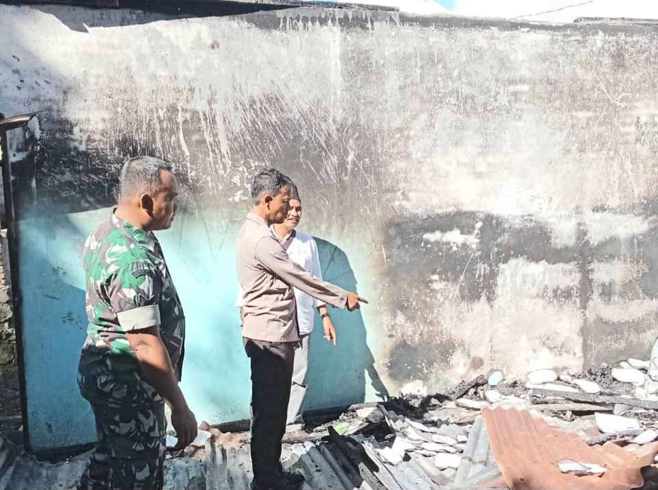 Personel Polres Tapsel dan Polsek SD Hole saat melakukan cek TKP di Aula Kantor Desa Dapparan Haunatas yang ludes terbakar