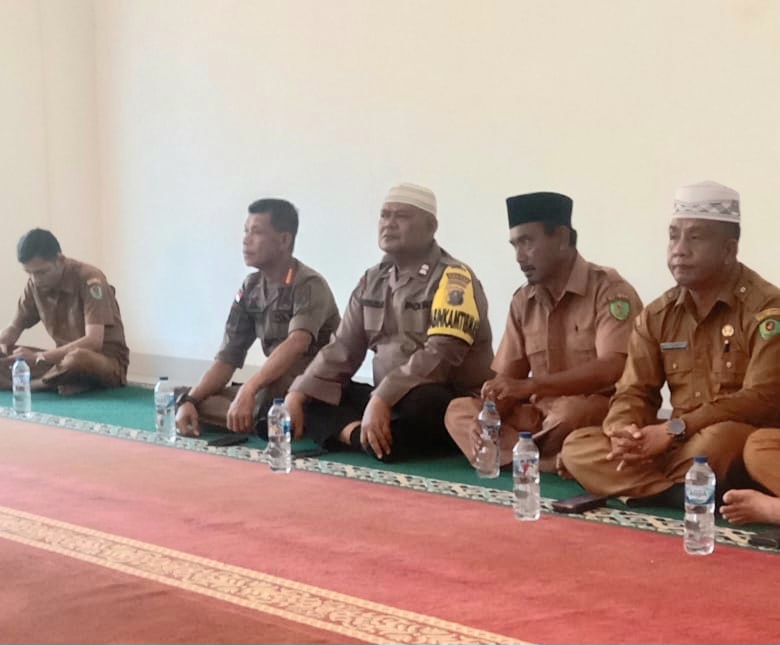 Bhabinkamtibmas Polsek Batang Toru, Aiptu Sayaman Siregar, menghadiri penyerahan zakat dari Baznas Kabupaten Tapanuli Selatan ke warga yang mustahak