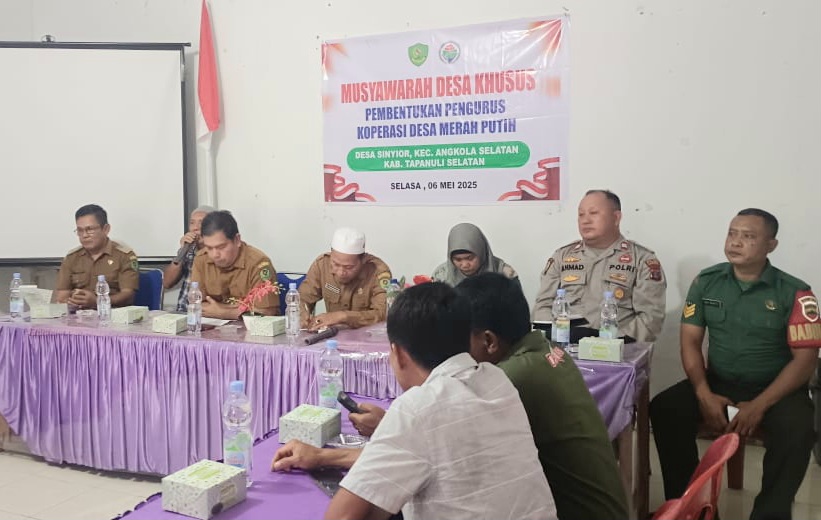 Bhabinkamtibmas Polsek Batang Angkola, Aiptu Ahmad Ridoan Nasution, menghadiri musyawarah tentang ketahanan pangan serta pembentukan Koperasi Merah Putih di Kantor Desa Sinyior